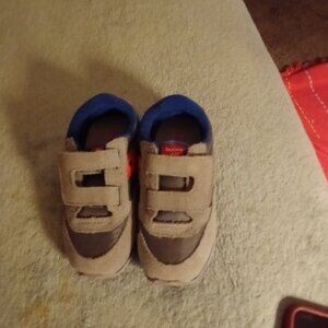 Toddler size 7.5 Saucony red and gray Jazz Low Pro